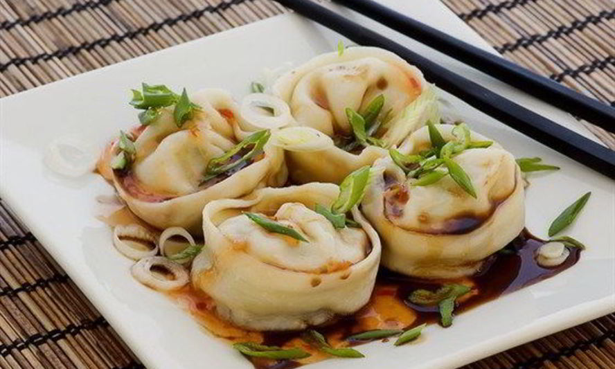 Рецепт японских пельменей с креветками, каштанами и шпинатом