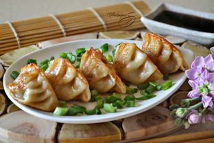 Японские жареные пельмени Гедза