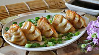 Японские жареные пельмени Гедза