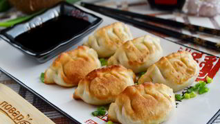 Японские жареные пельмешки Гедза