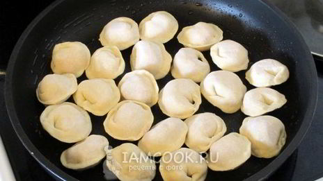 замороженные пельмени на сковороде