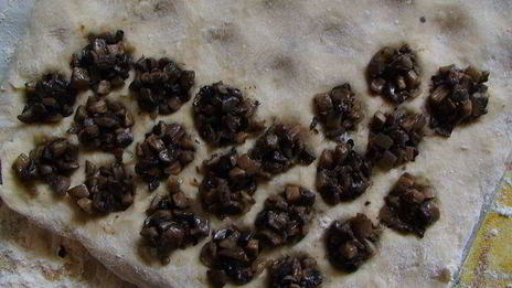 жареные пельмени с грибами из заварного теста