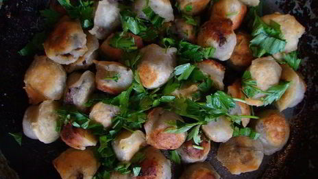 жареные пельмени с грибами из заварного теста