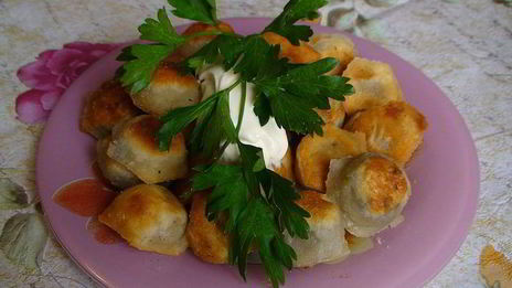 жареные пельмени с грибами из заварного теста