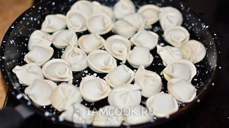 жареные пельмени с сыром