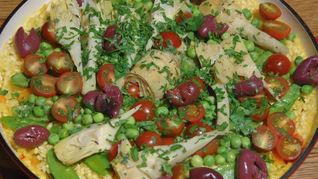Паэлья с артишоками, горохом и сладким перцем