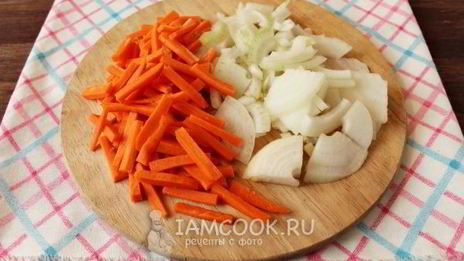 плов с курицей в утятнице на плите