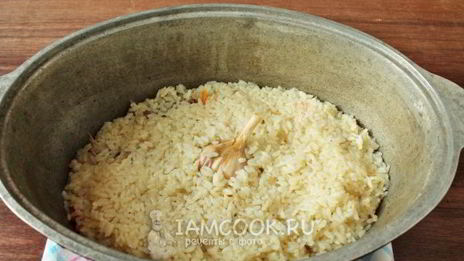 плов с курицей в утятнице на плите