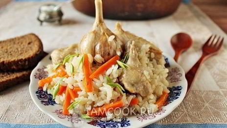 плов с курицей в утятнице на плите