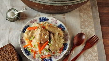 плов с курицей в утятнице на плите