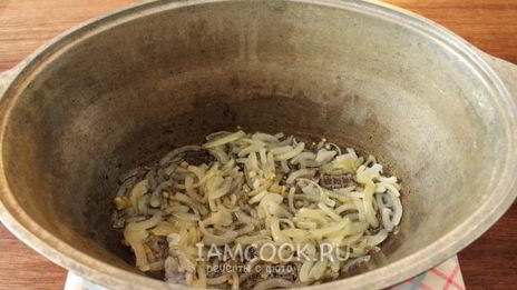 плов с курицей в утятнице на плите