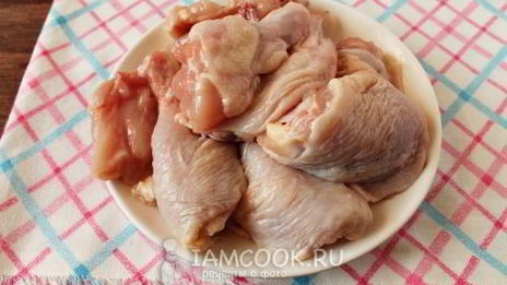 плов с курицей в утятнице на плите