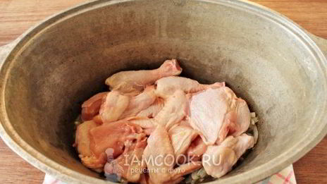 плов с курицей в утятнице на плите
