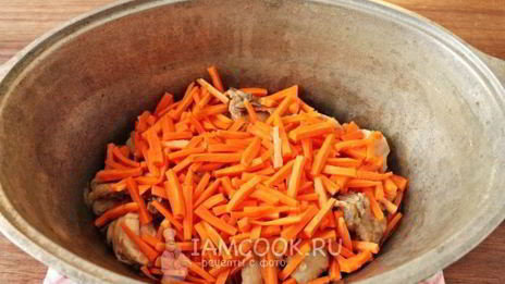 плов с курицей в утятнице на плите