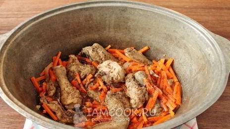 плов с курицей в утятнице на плите