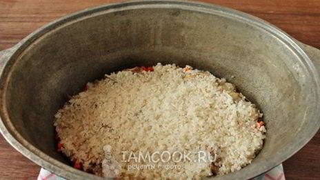 плов с курицей в утятнице на плите