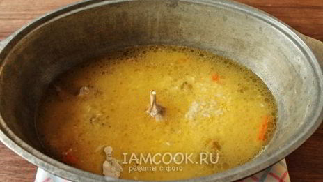 плов с курицей в утятнице на плите