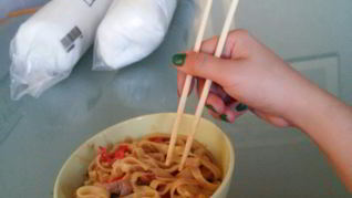 Пшеничная лапша с курицей в соево-медовом соусе