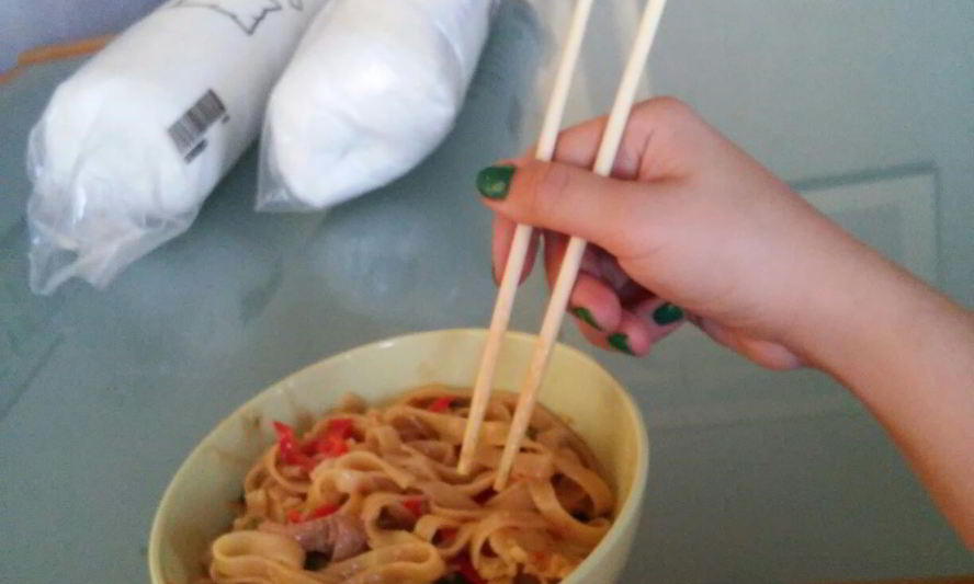 Рецепт пшеничной лапши с курицей в соево-медовом соусе