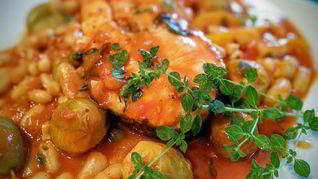 Летнее овощное рагу с фасолью и лососем