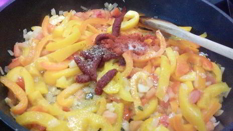 летнее овощное рагу с фасолью и лососем