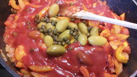 летнее овощное рагу с фасолью и лососем