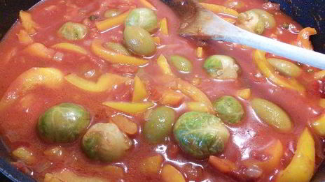 летнее овощное рагу с фасолью и лососем