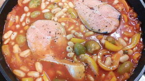 летнее овощное рагу с фасолью и лососем