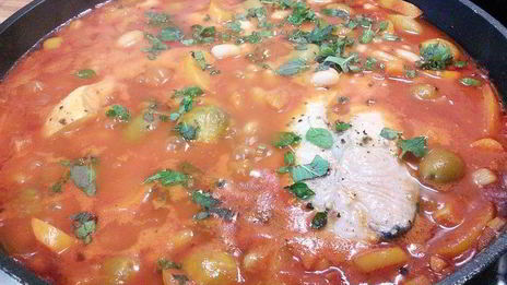 летнее овощное рагу с фасолью и лососем