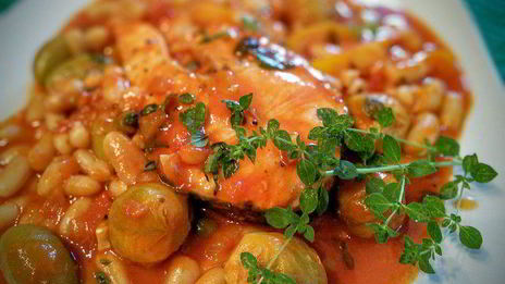 летнее овощное рагу с фасолью и лососем