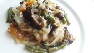 Рагу из баклажанов с рисовой лапшой