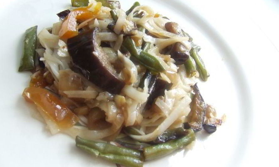 Рецепт рагу из баклажанов с рисовой лапшой