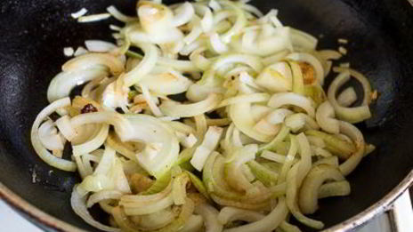 рагу из говядины в томате с острыми колбасками