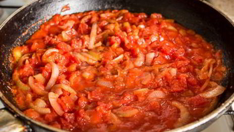 рагу из говядины в томате с острыми колбасками