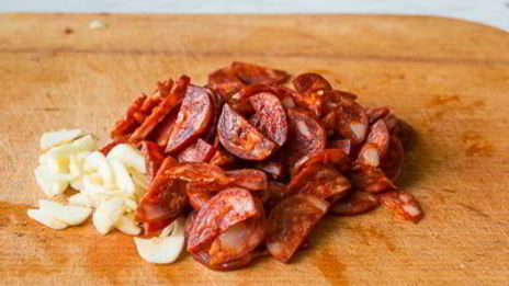 рагу из говядины в томате с острыми колбасками