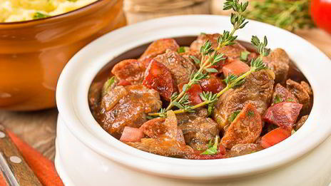 рагу из говядины в томате с острыми колбасками