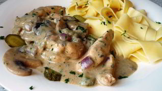 Рагу из индейки по-строгановски