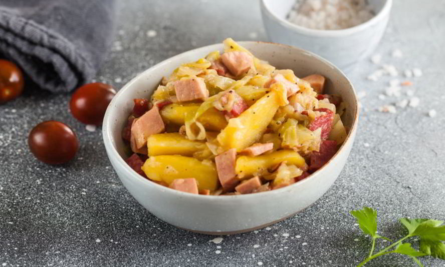 Рецепт рагу из капусты с картофелем и мясными остатками