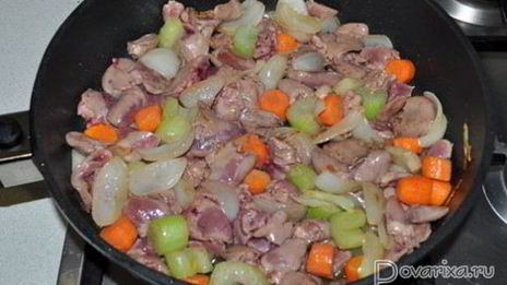 рагу из куриных сердечек и печени
