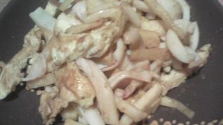 Рагу из сельдерея, кальмаров и омлета