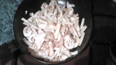 рагу из сельдерея, кальмаров и омлета