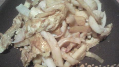 рагу из сельдерея, кальмаров и омлета