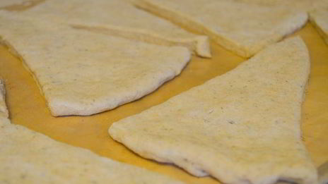 цельнозерновые сметанные треугольники с аппетитным рагу из индейки