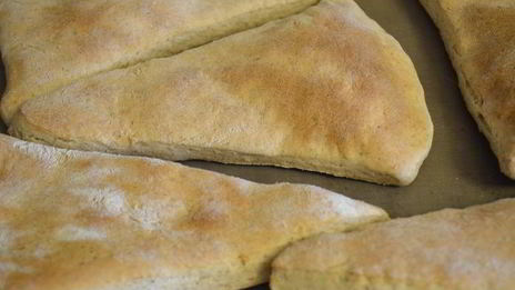 цельнозерновые сметанные треугольники с аппетитным рагу из индейки