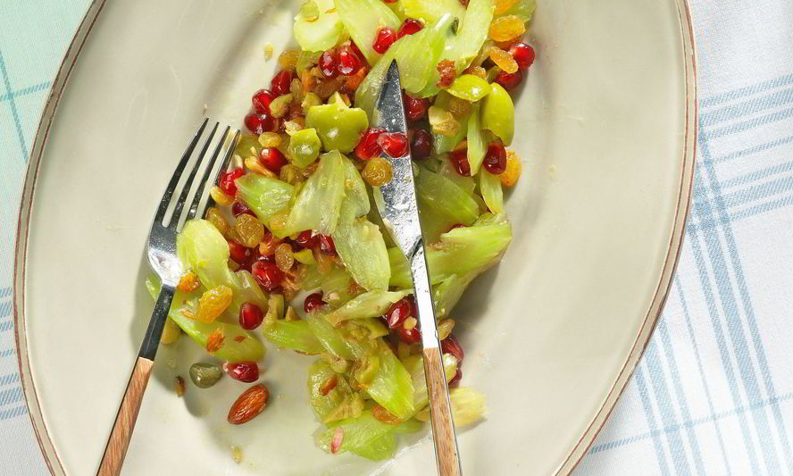 Рецепт весенней капонаты с оливками и гранатом