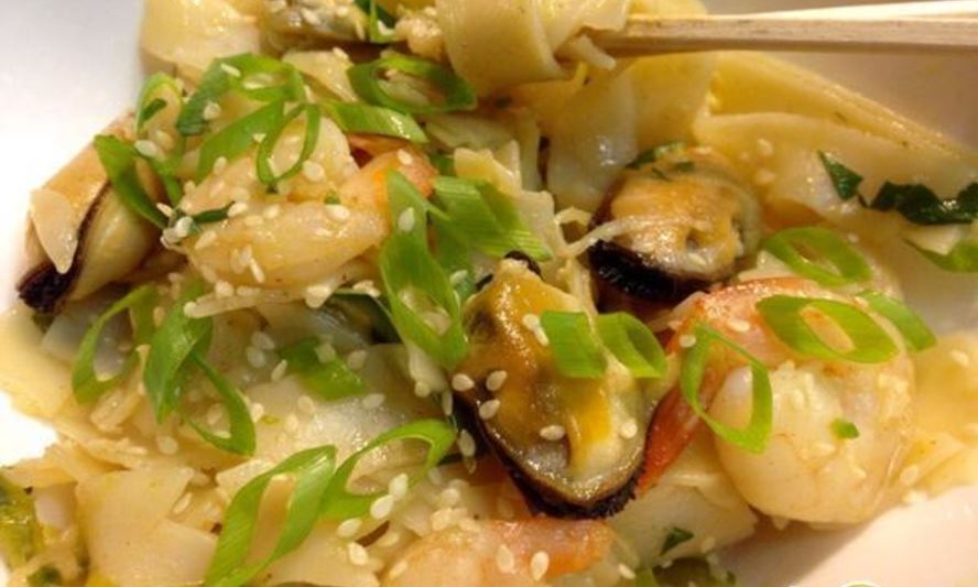 Рецепт рисовой лапши с креветками и мидиями