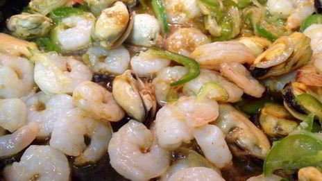 рисовая лапша с креветками и мидиями