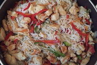 Рисовая лапша с куриной грудкой и овощами