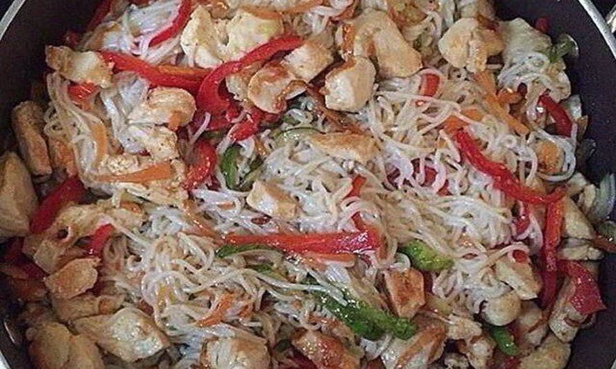 Рецепт рисовой лапши с куриной грудкой и овощами