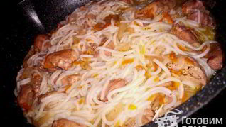 Рисовая лапша с куриным филе в винном соусе